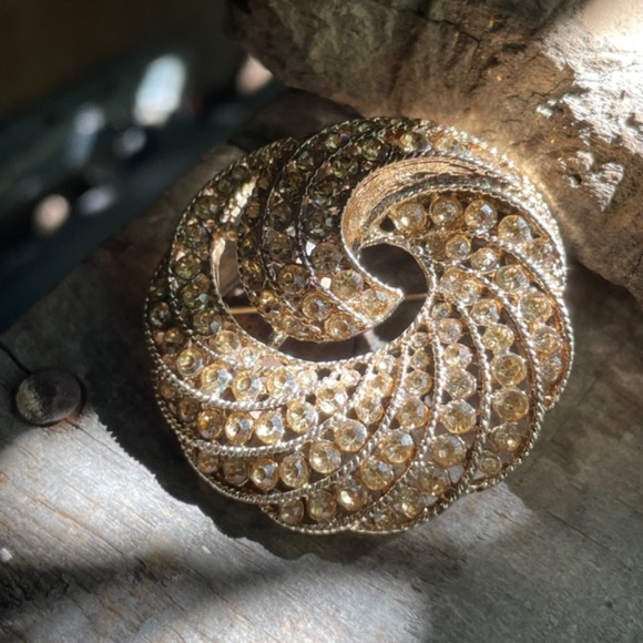 Vintage Retro Topaz Rhinestone Gold Tone Swirl Wreath Brooch Pin - Picture 1 of 11